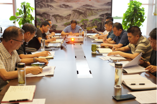市產(chǎn)業(yè)集團(tuán)直屬單位黨委召開(kāi)黨支部書記會(huì)議371.png